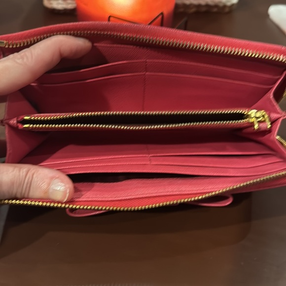 Beautiful Prada Safiano Long wallet. This wallet is in excellent condition. - Picture 3 of 7